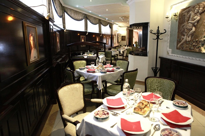 Queen’s Astoria Design 6